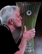 爱游戏体育-曼联主场失利，穆里尼奥面临更大压力