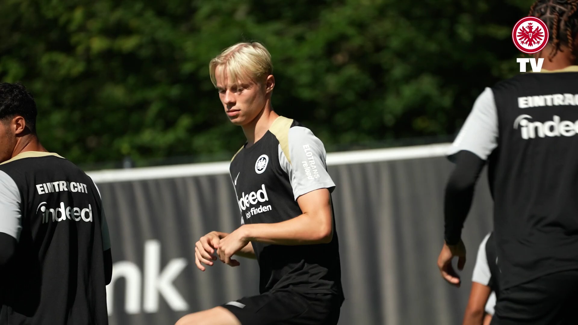 法兰克福队员在比赛中受伤，先发之人需调整