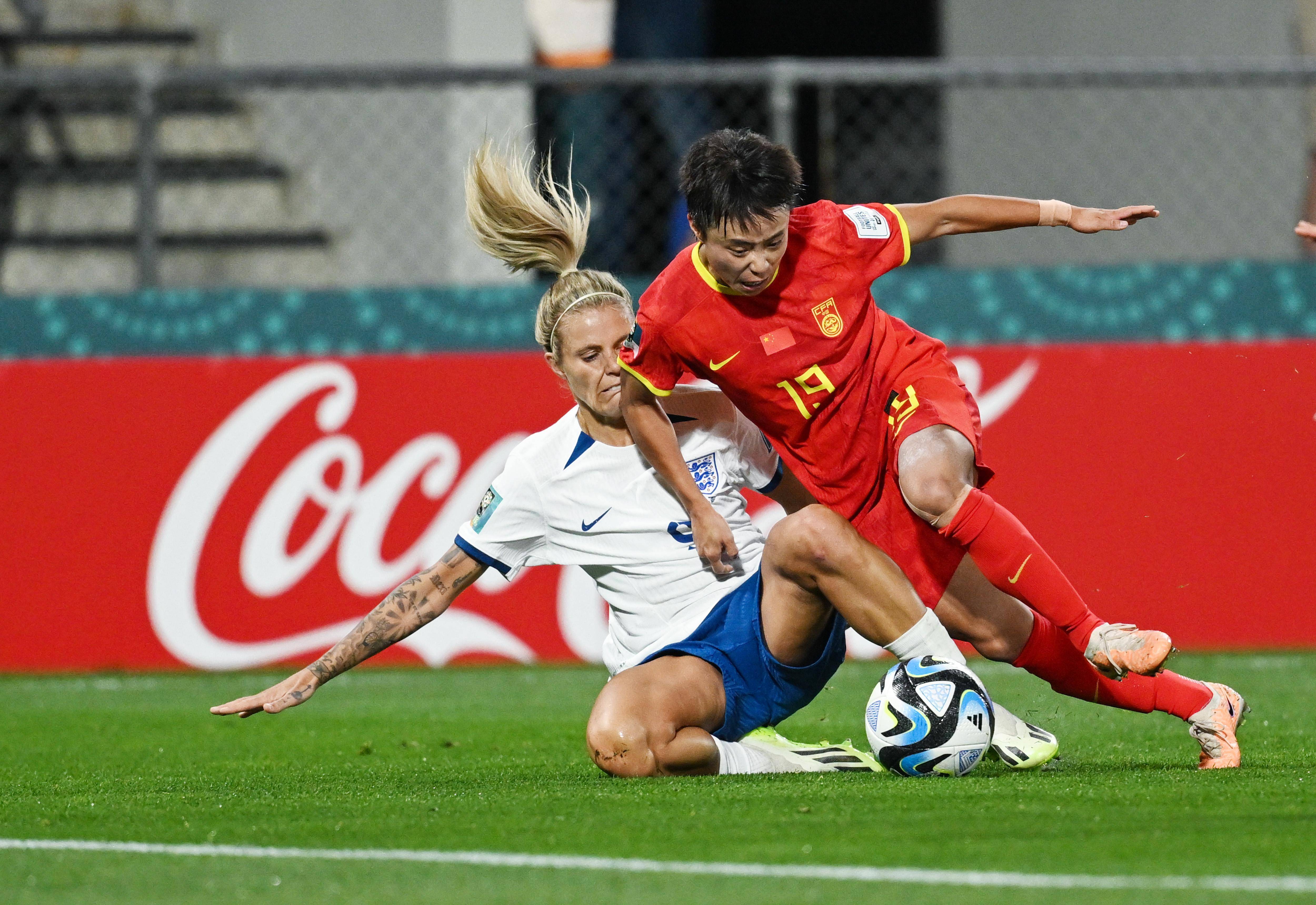 顶尖足球赛事中,女选手完美表现的简单介绍 顶尖足球赛事中,女选手完美表现的简单介绍