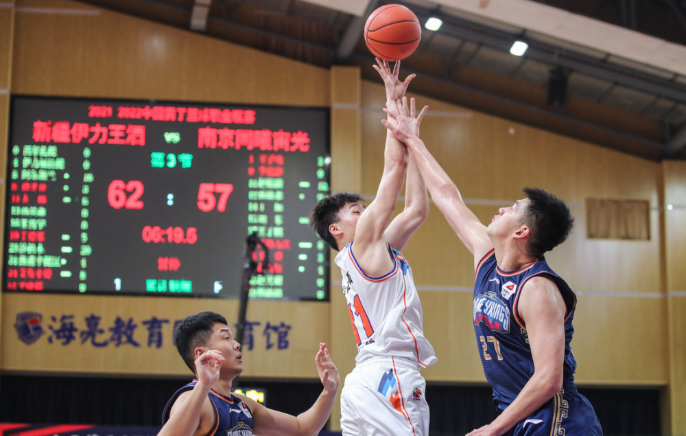 包含新疆队取得关键胜利，固定积分榜前列的词条