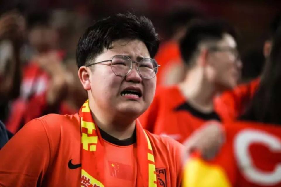 比赛中某一球员的表现引起了媒体和球迷的关注 比赛中某一球员的表现引起了媒体和球迷的关注