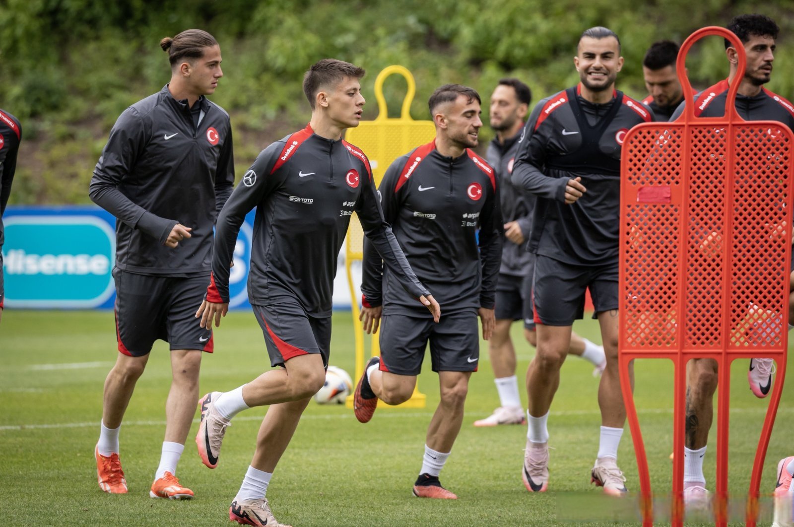 包含国家队士气高涨:备战欧洲杯预选赛的词条 包含国家队士气高涨:备战欧洲杯预选赛的词条