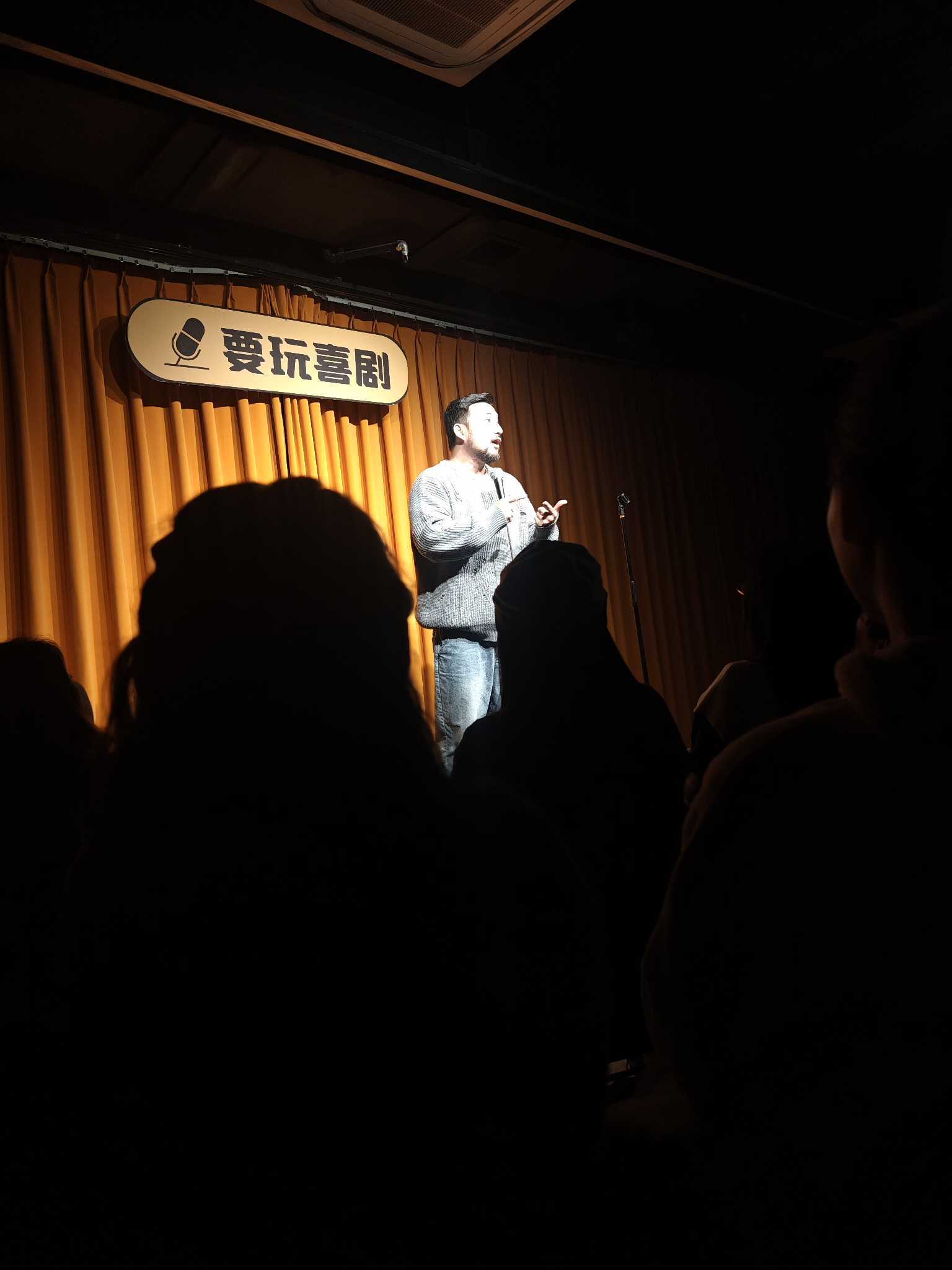 关于观众欢呼声不断,球场气氛热烈的信息 关于观众欢呼声不断,球场气氛热烈的信息