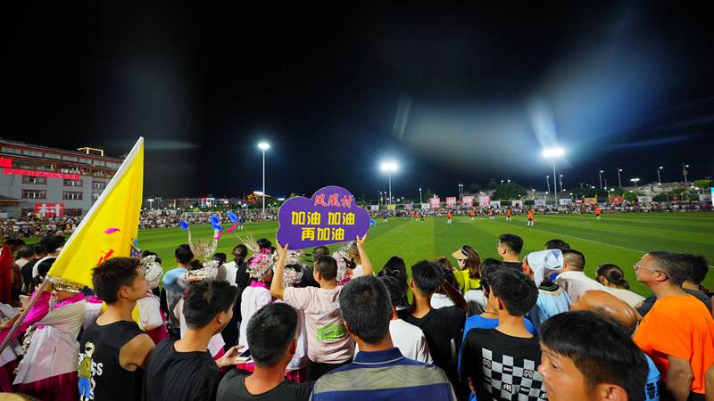 关于观众欢呼声不断,球场气氛热烈的信息 关于观众欢呼声不断,球场气氛热烈的信息