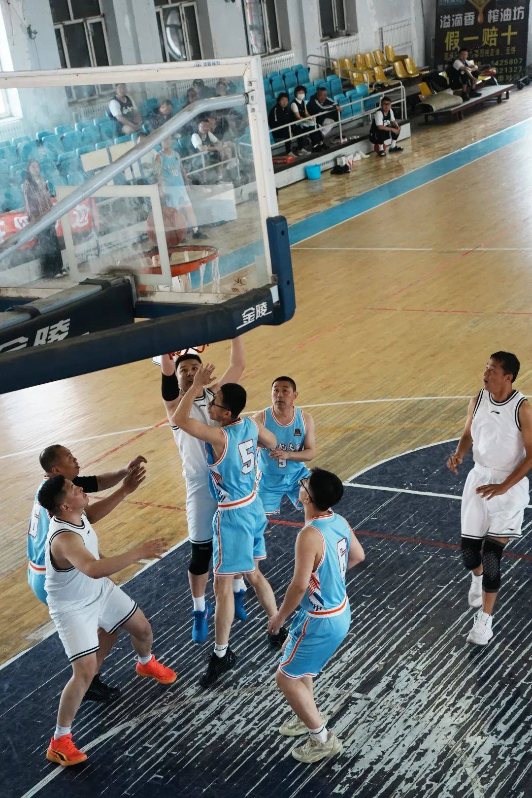 关于篮球赛场上的精彩瞬间让人心潮澎湃的信息 关于篮球赛场上的精彩瞬间让人心潮澎湃的信息