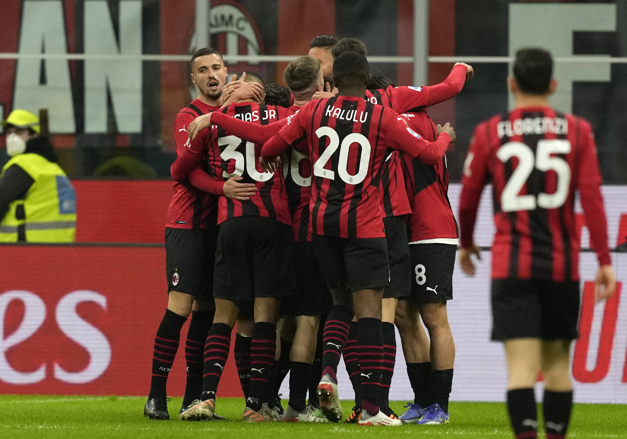 国际米兰客场战胜AC米兰，取得关键胜利的简单介绍