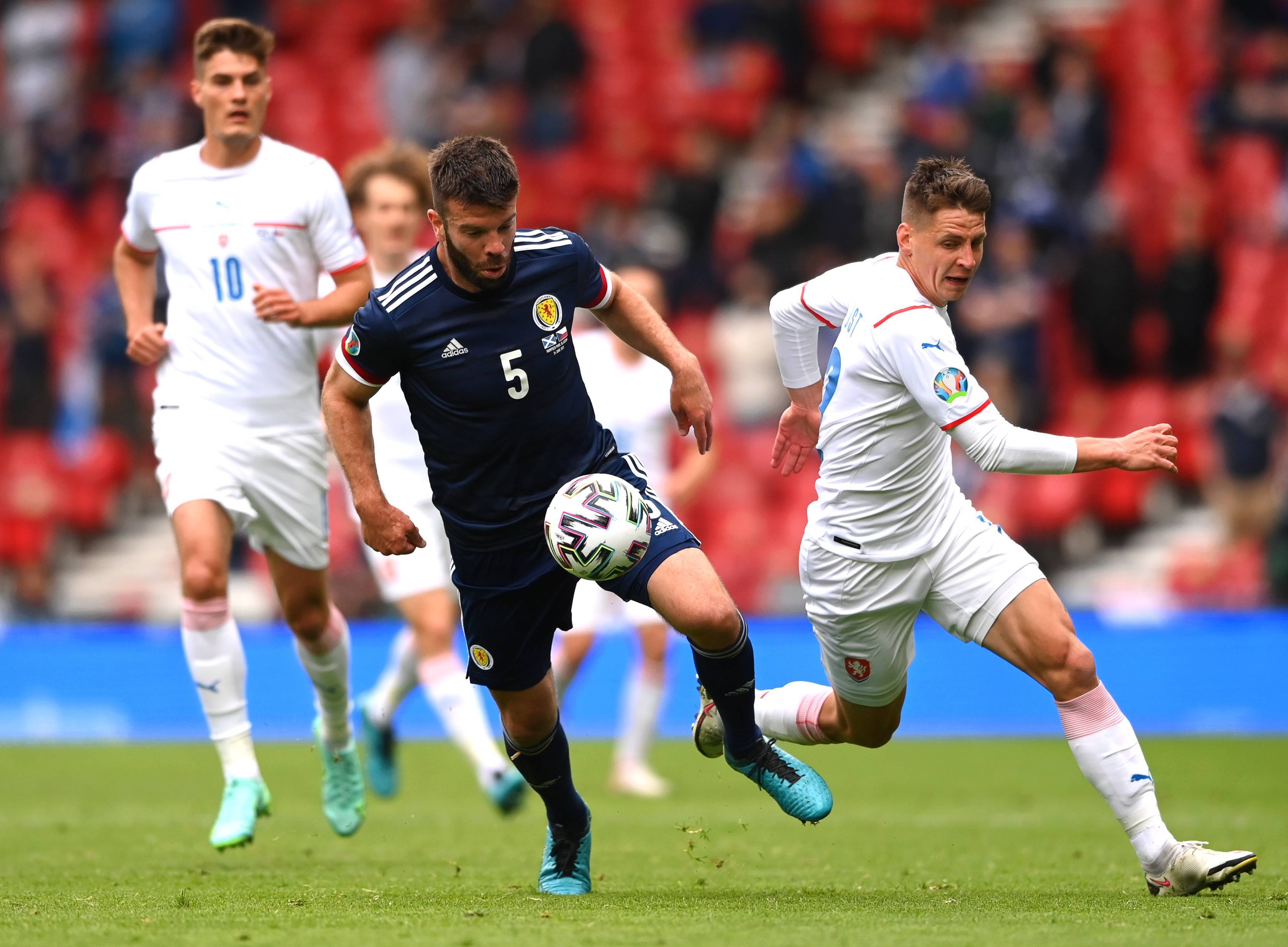 足球比赛中，各队实力对比激烈，精彩不容错过