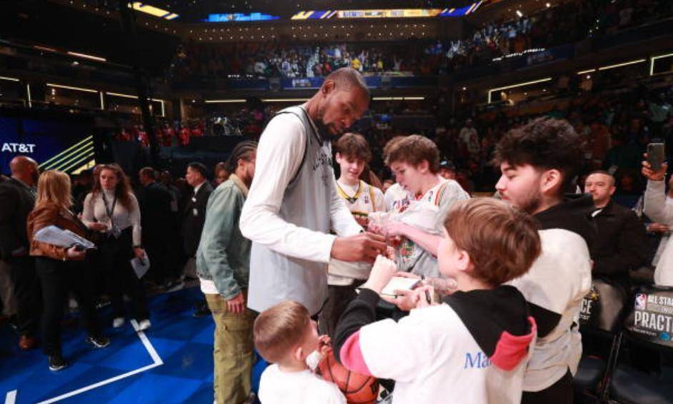 关于篮球巨星领衔球队,取得了辉煌胜利的信息 关于篮球巨星领衔球队,取得了辉煌胜利的信息