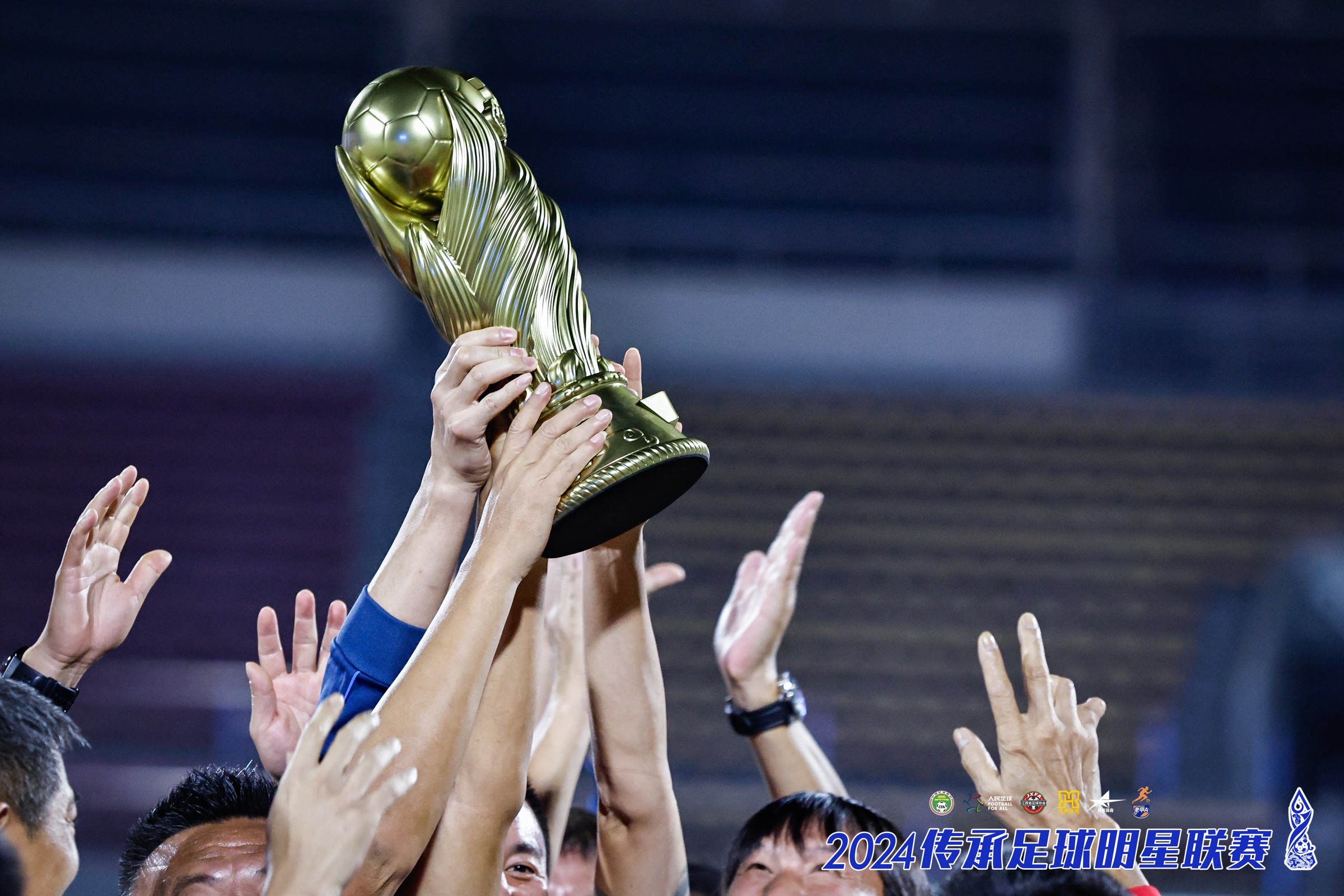 关于新晋足球联赛赛事掀起狂欢,球员表现优异备受瞩目的信息 关于新晋足球联赛赛事掀起狂欢,球员表现优异备受瞩目的信息