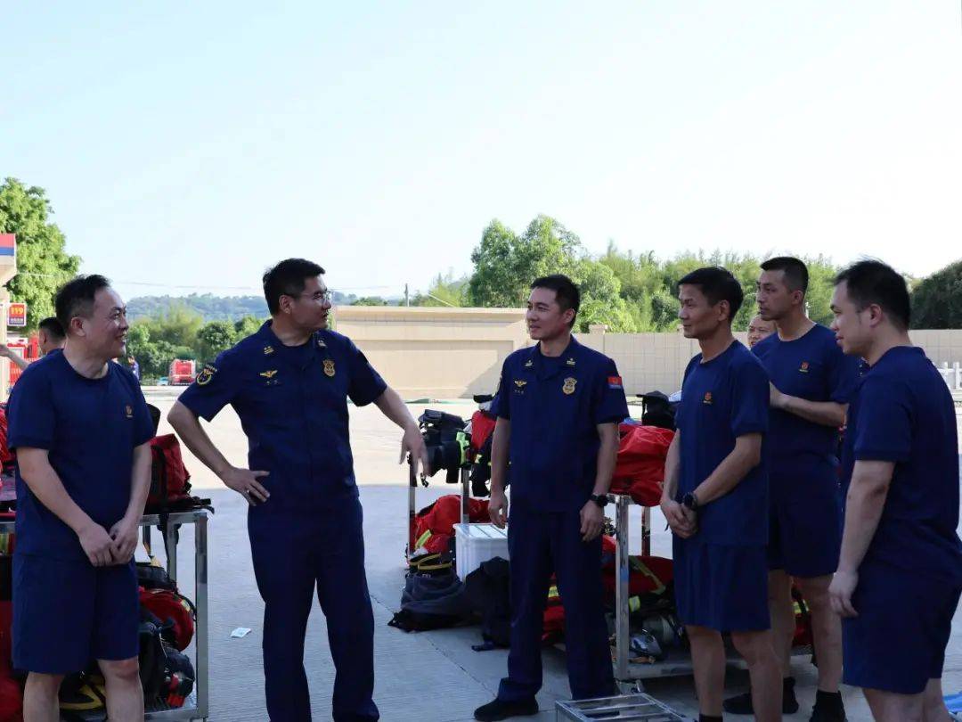 指挥如意!教练布置战术指导全队精准打击 指挥如意!教练布置战术指导全队精准打击