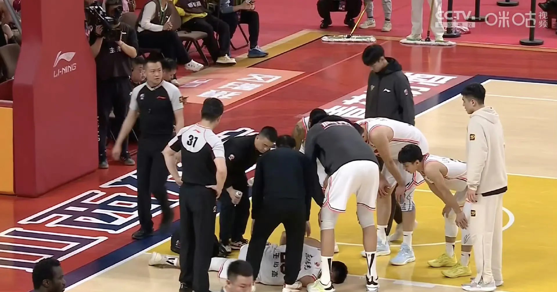 对手连续进攻,球队丢球惨重 对手连续进攻,球队丢球惨重