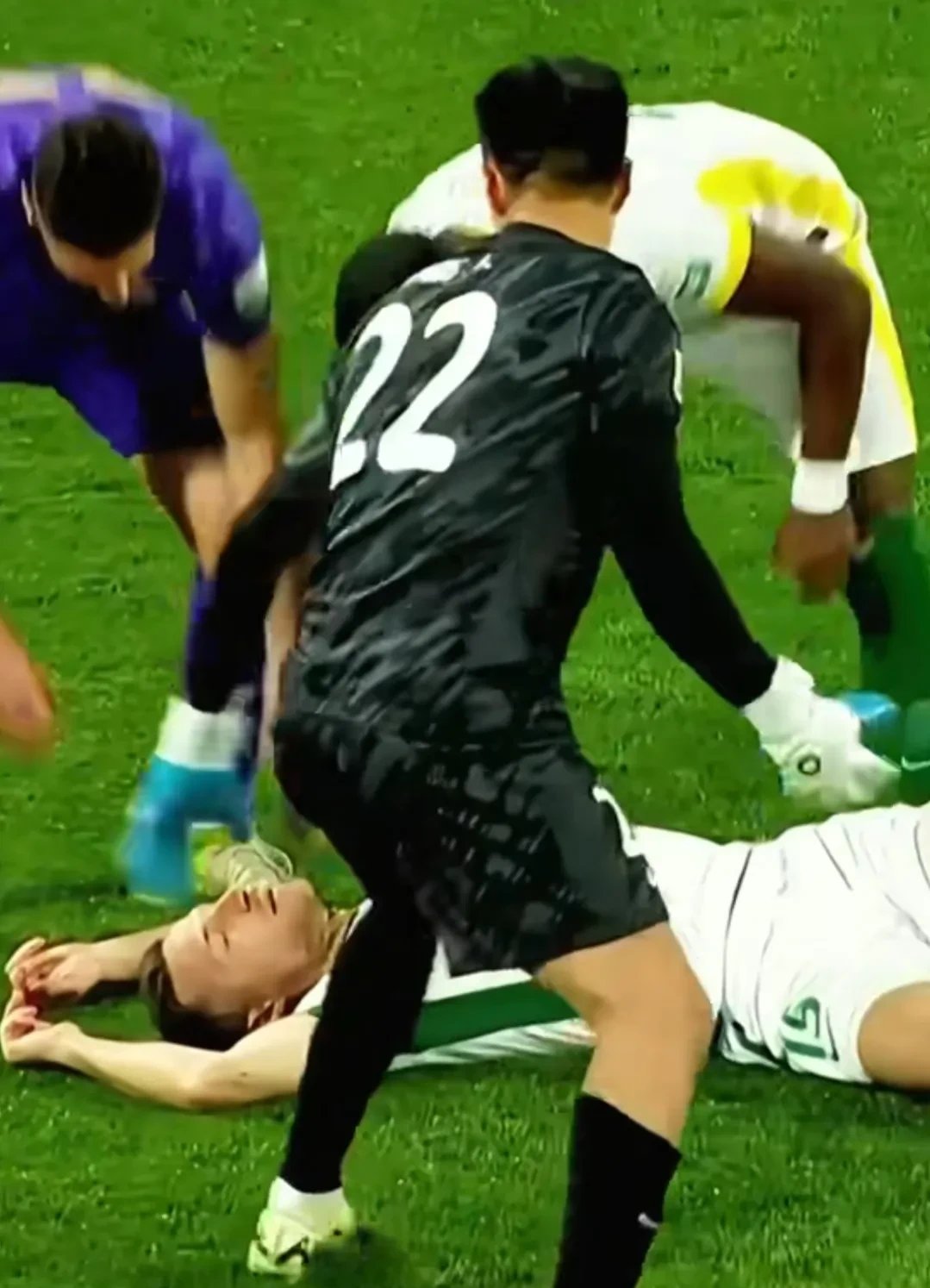 对手连续进攻,球队丢球惨重 对手连续进攻,球队丢球惨重