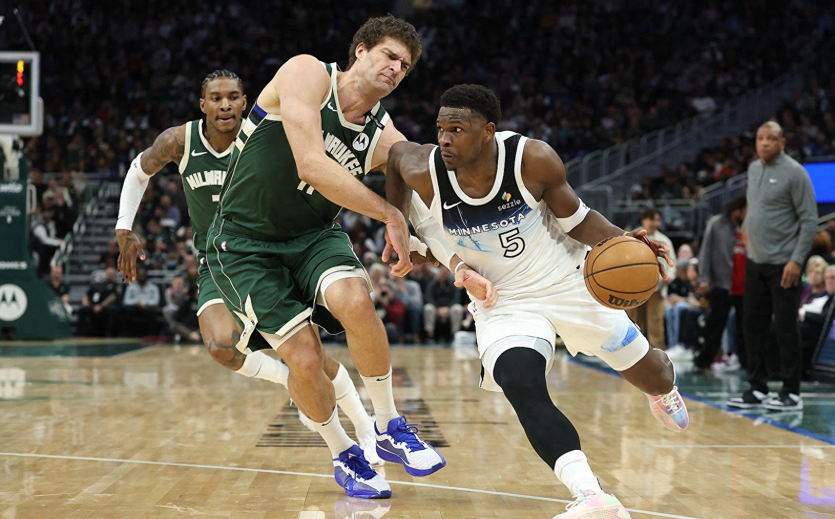 雄鹿击败马刺,保持不败纪录 雄鹿击败马刺,保持不败纪录