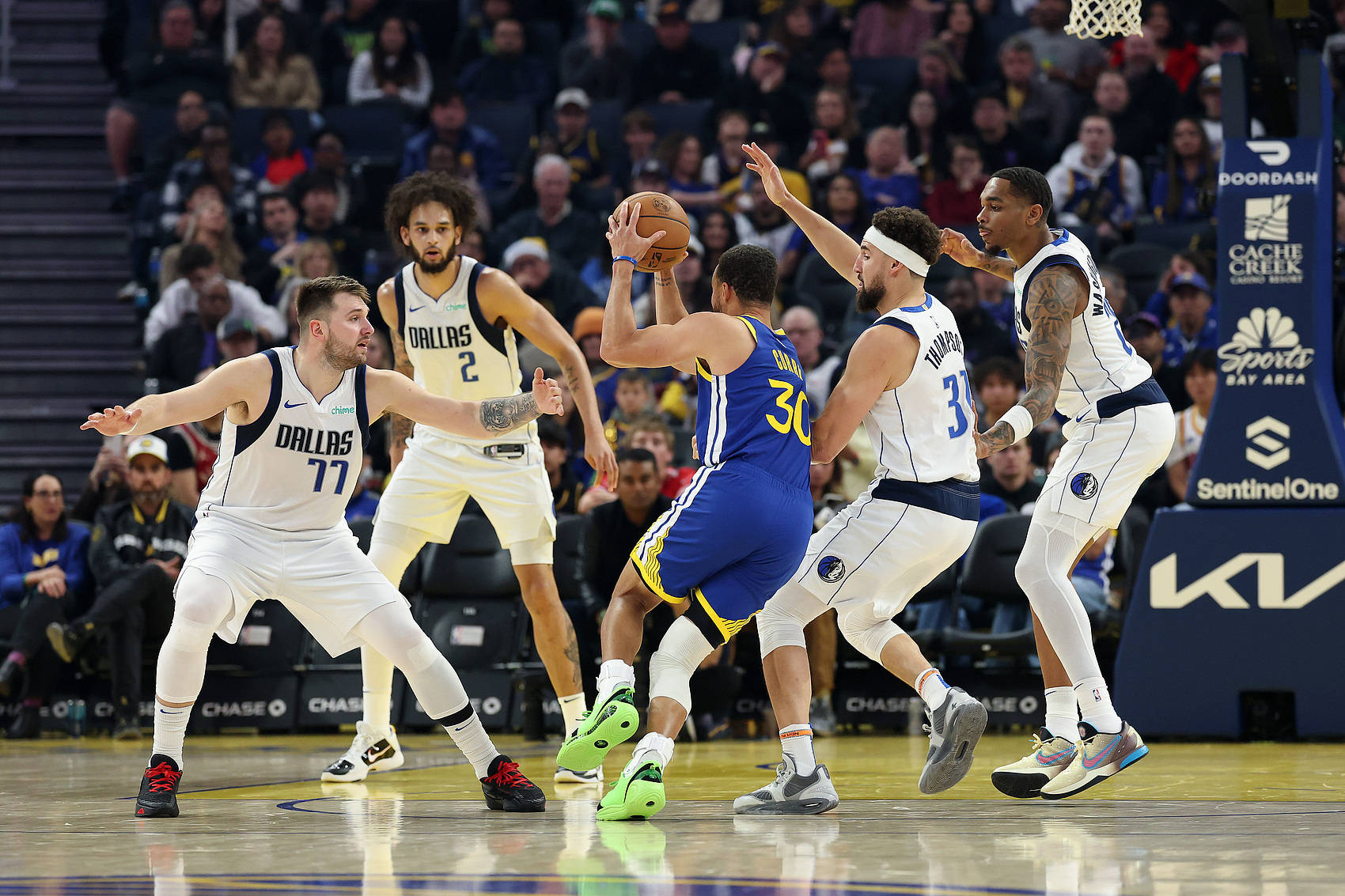 独行侠战胜老鹰,西蒙斯表现突出的简单介绍 独行侠战胜老鹰,西蒙斯表现突出的简单介绍