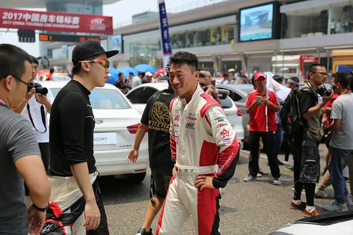 青岛队横扫江苏队,福克斯点燃赛场 青岛队横扫江苏队,福克斯点燃赛场