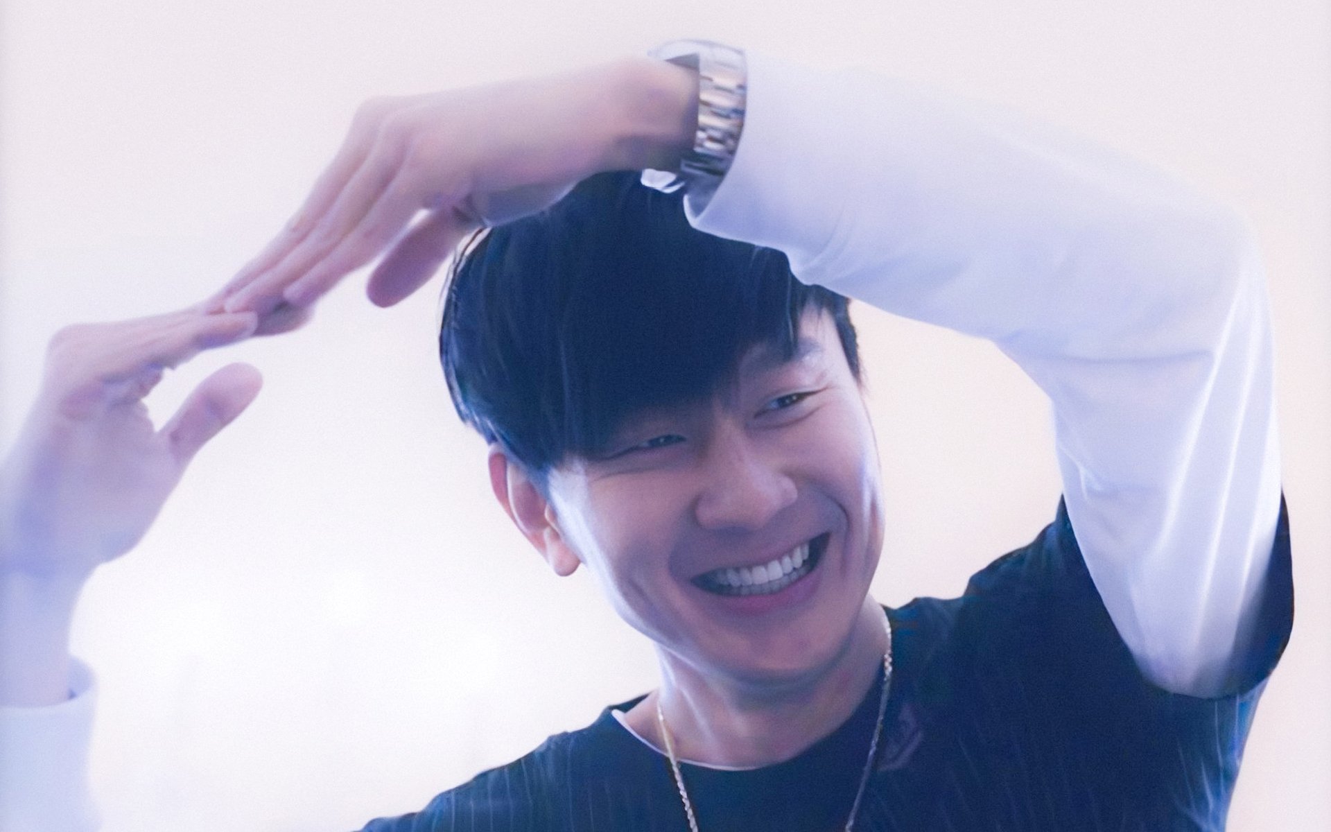 足球三重奏，英超争冠白热化，尤文终结悬念，伊朗崛起引瞩目