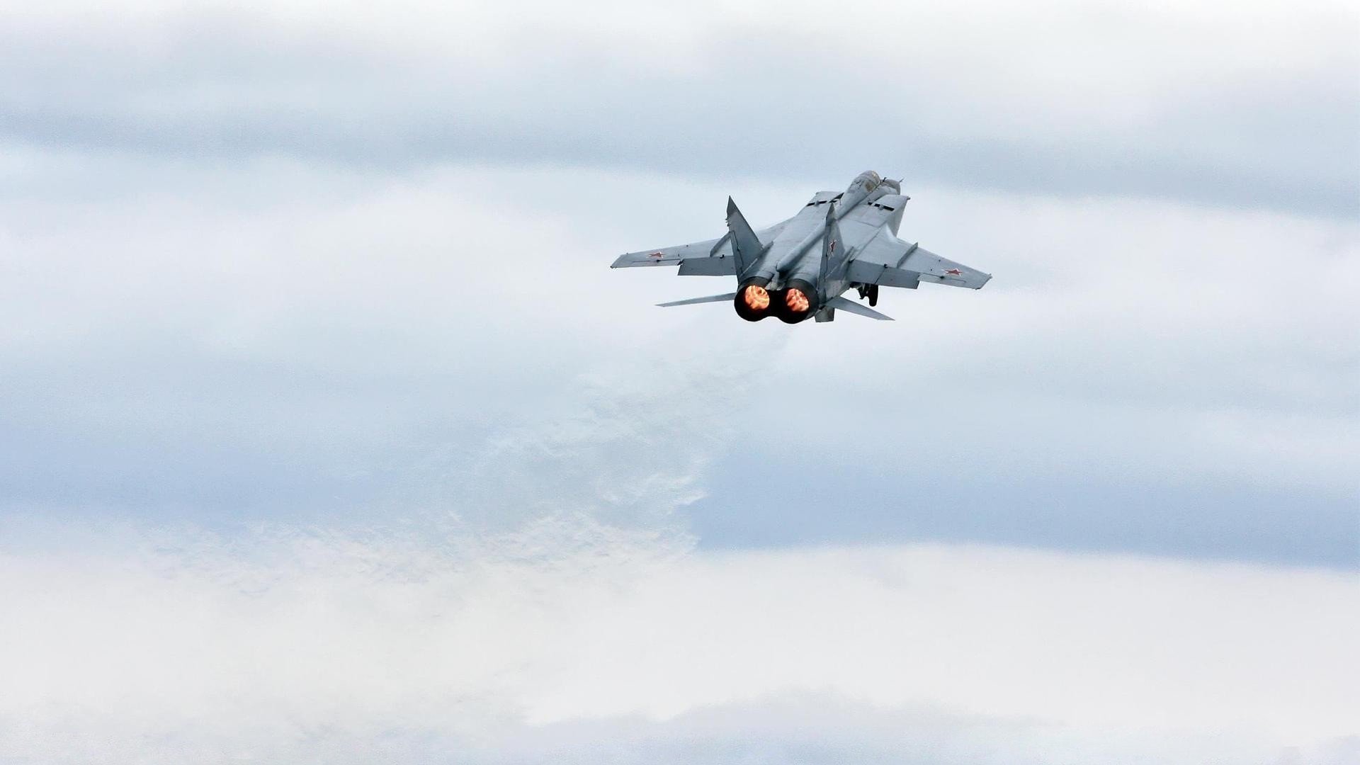 神兵天降!恩比德连续得分狂潮撕裂篮网防线,76人主场告捷